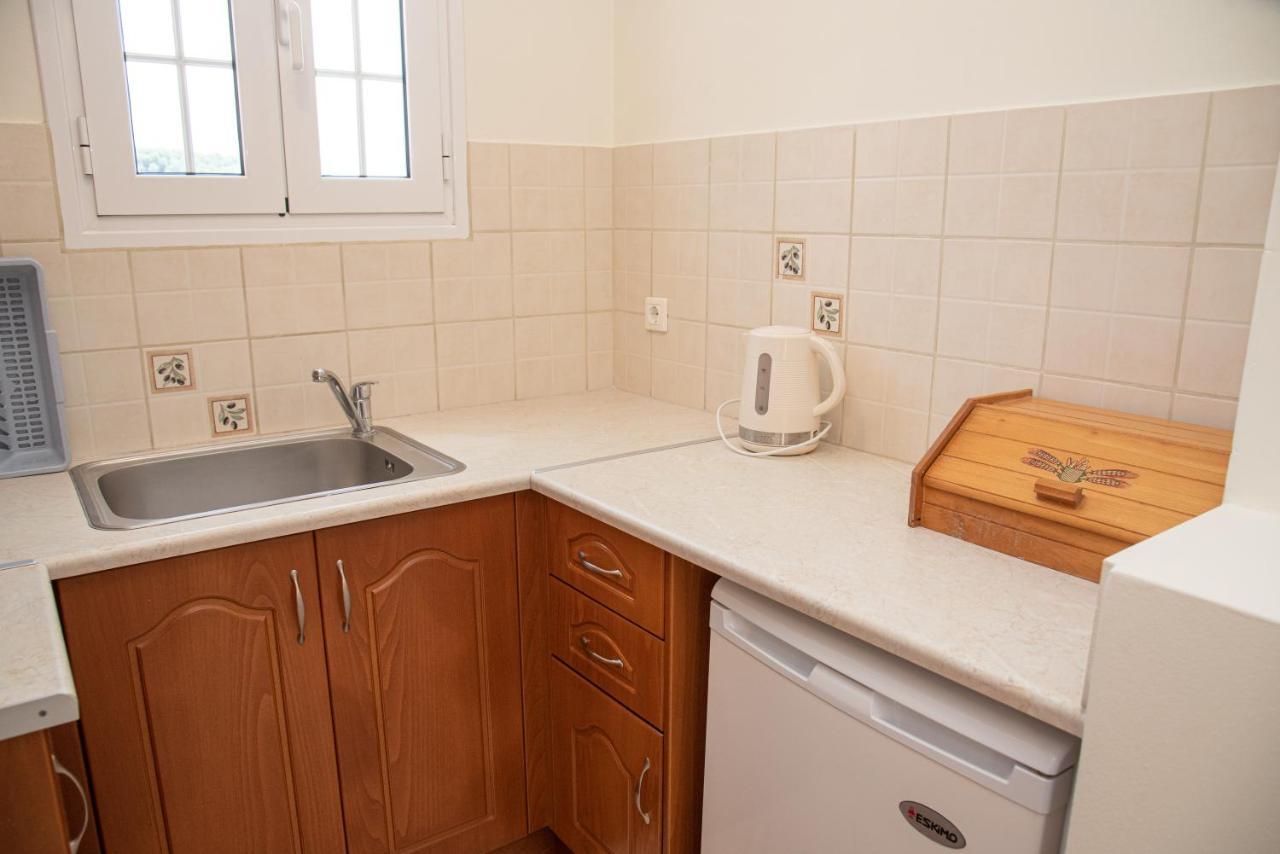 Kapetanios Apartments Agios Stefanos Avliotes  Екстериор снимка